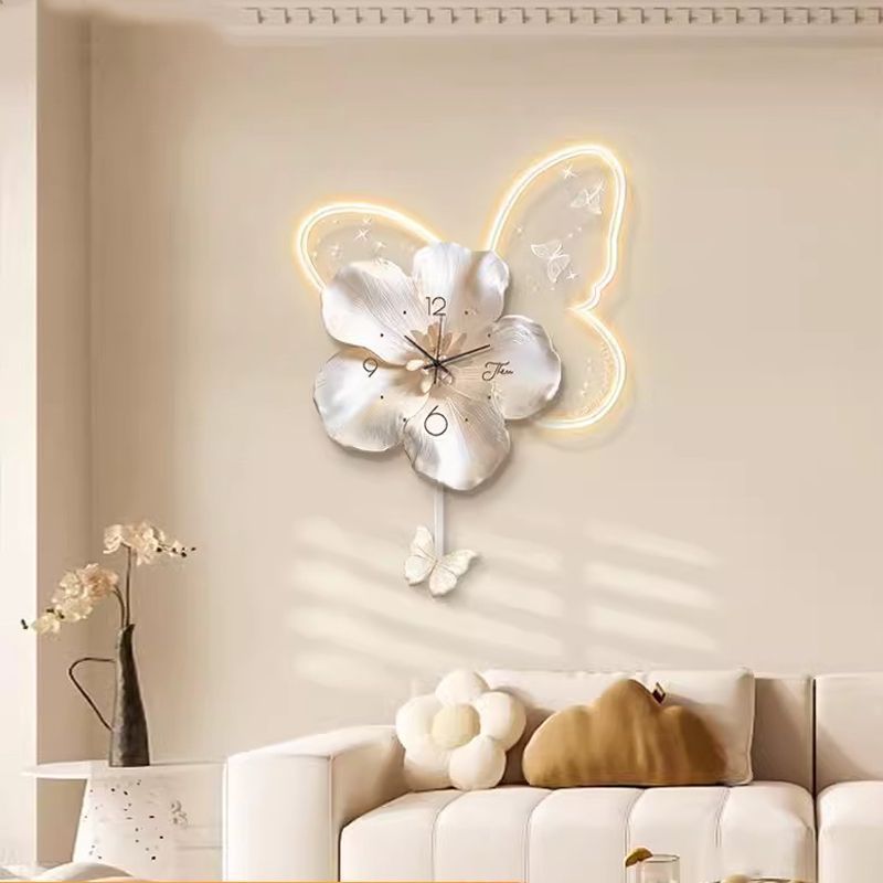 奶油风客厅挂钟2025新款家用创意摇摆钟表温壁灯画馨花卉挂墙时钟