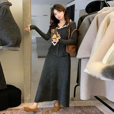 加厚深灰色V领长袖针织连衣裙子秋冬绝美收腰修身开衫毛衣裙女装