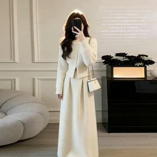 法式气质温柔风米白色针织连衣裙子女2026年春季新款修身套装长裙