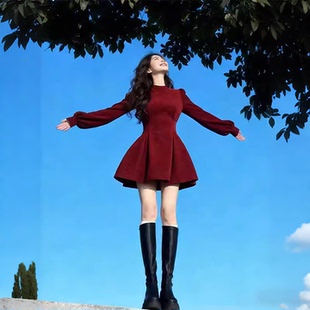 法式富家千金风红色丝绒连衣裙女2026春季收腰显瘦气质蓬蓬短裙子