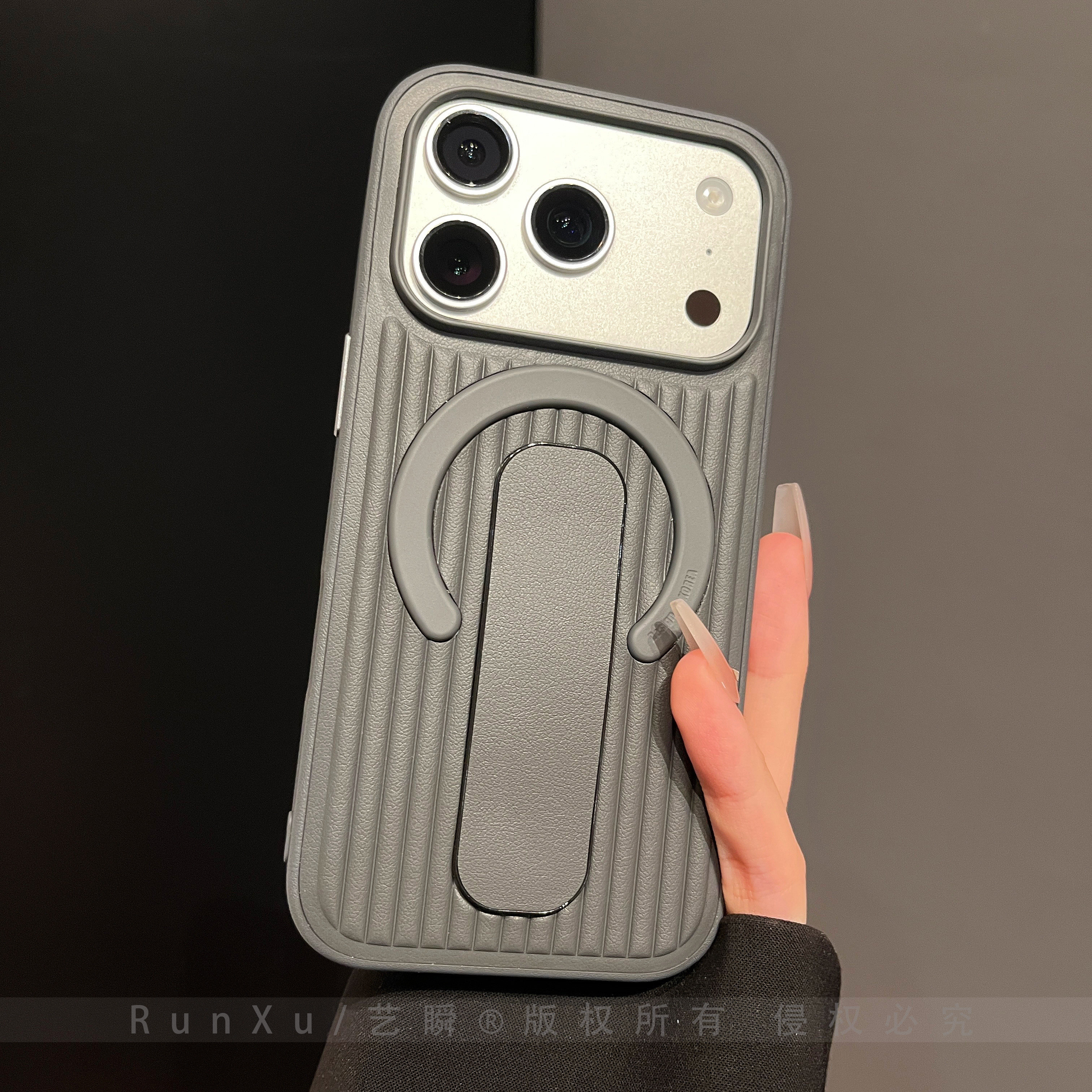 极简钛灰色时尚贴皮瓦楞纹隐形腕带支架适用iPhone17ProMax磁吸手机壳苹果16情侣ip15男女款14高级感17保护套,3C数码配件,手机保护套/壳,淘宝优惠券,粉丝福利购,淘宝优惠卷