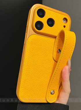 温润质朴姜黄色皮质背板皮条腕带适用iPhone17ProMax手机壳苹果16大视窗全包精孔ip15便捷13新款14防摔保护套