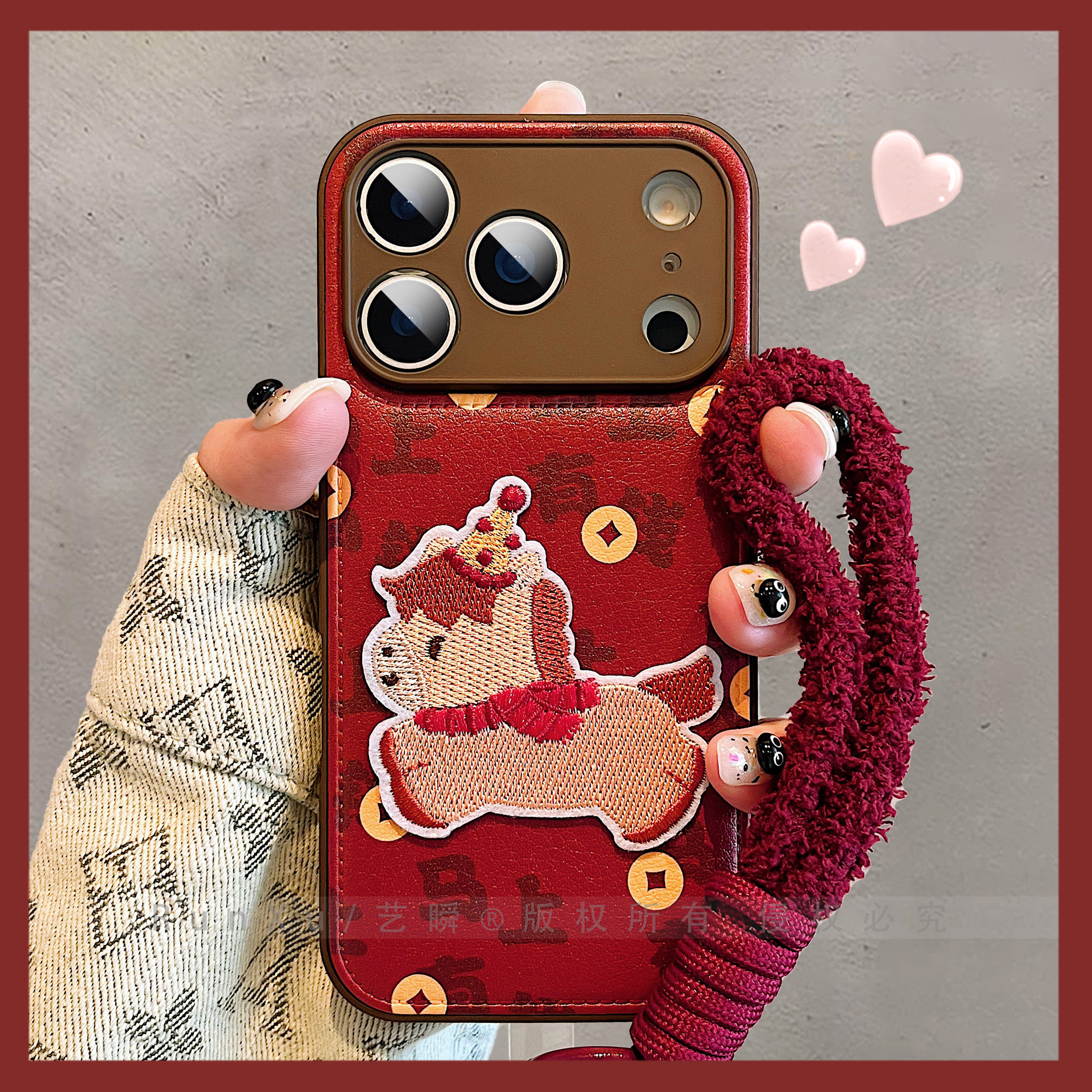 马年新款红色寓意卡通刺绣小马适用iPhone17ProMax手机壳红色苹果16pro新年款13全包镜头15情侣ip14女保护套