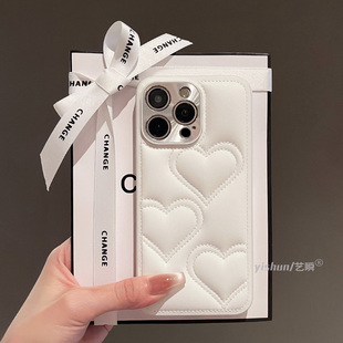 适用苹果15ProMax手机壳iPhone16小香风印压爱心皮质14金属全包镜头15气质轻奢13 pro网红14pm女高级感手机套