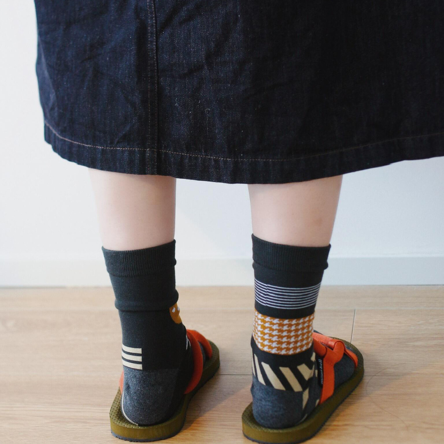 这袜子配凉鞋真是绝了！左右脚都是不同的图案！AB款袜子女中筒堆