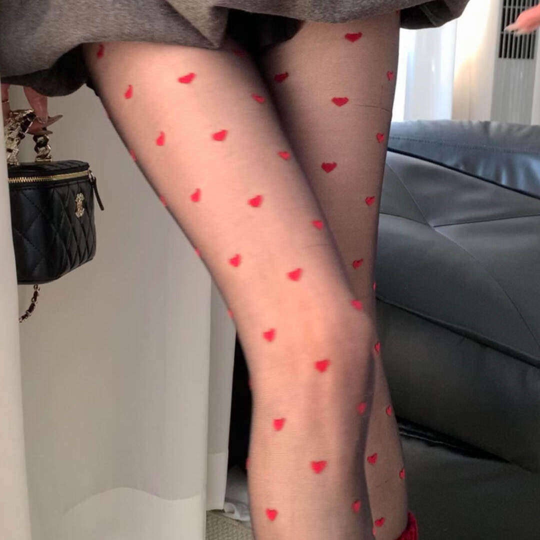不辣的黑丝姐不穿！红波点新年红袜叠穿超绝！明媚又张扬的红色~