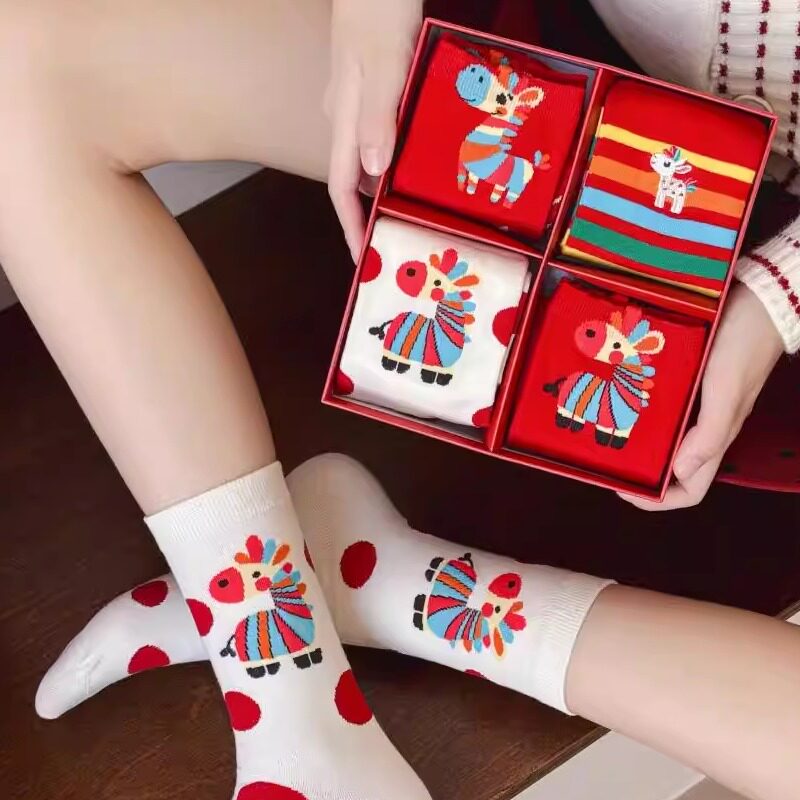 又乖又喜庆！2026马年彩虹中筒袜男款女款本命年红袜子实用小礼物