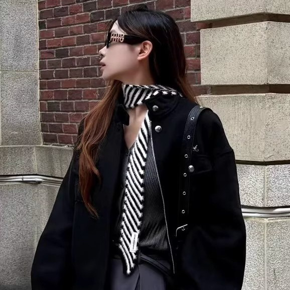 千金感小心机!黑色斜条纹围巾女