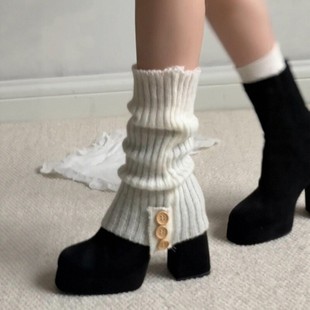古早韩女感~贵气奶白~袜套搭弹力靴太显瘦啦！复古竖纹纽扣堆堆袜