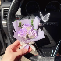 Небольшой букет светло-фиолетового цвета.