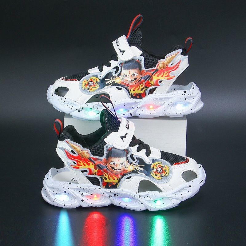 哪吒男童运动凉鞋2025夏季新款网面防踢中大童闪灯凉鞋宝宝包头鞋