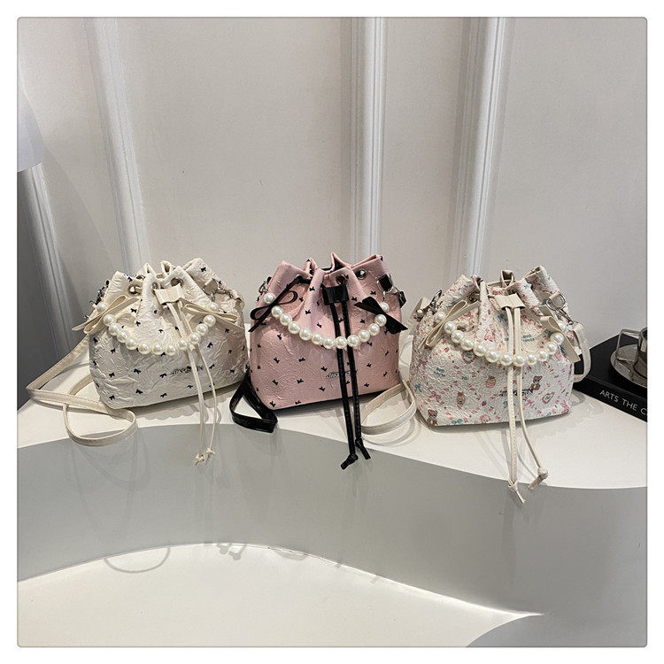 小众个性手拎包时尚潮流单肩包百搭通勤水桶包珍珠串链斜挎包,箱包皮具/热销女包/男包,通用款女包,淘宝优惠券,粉丝福利购,淘宝优惠卷