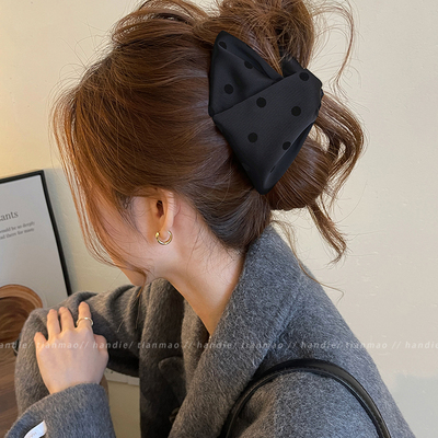 气质缎面波点三角抓夹