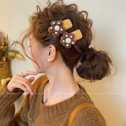 精致感满满~珍珠花朵毛绒发夹