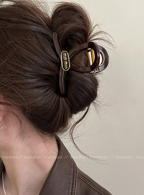 简约高质量金标字母抓夹女高级感2025新款发量少鲨鱼夹子发夹头饰