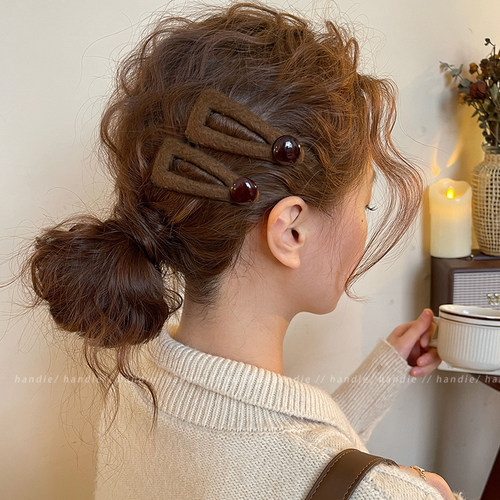 气质拉满～三角毛呢圆珠发夹