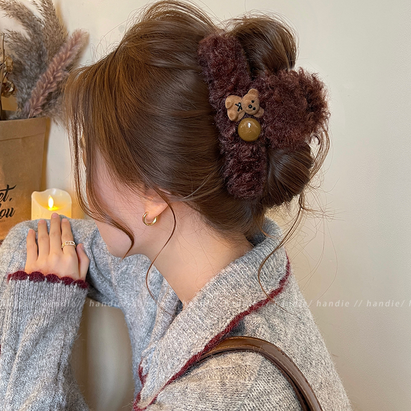 冬日毛绒小熊发夹抓夹女高级感2025新款大号鲨鱼夹发量大盘发头饰