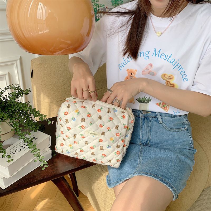 3613 ins小熊花花绗缝手拿包化妆包大容量内胆包便携洗漱收纳袋