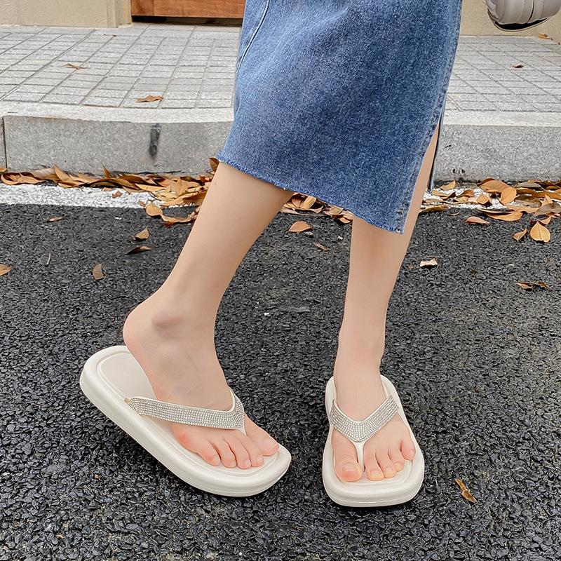 踩屎感夹脚拖鞋女士欧美ins潮韩版网红平底EVA贴钻软底沙滩人字拖