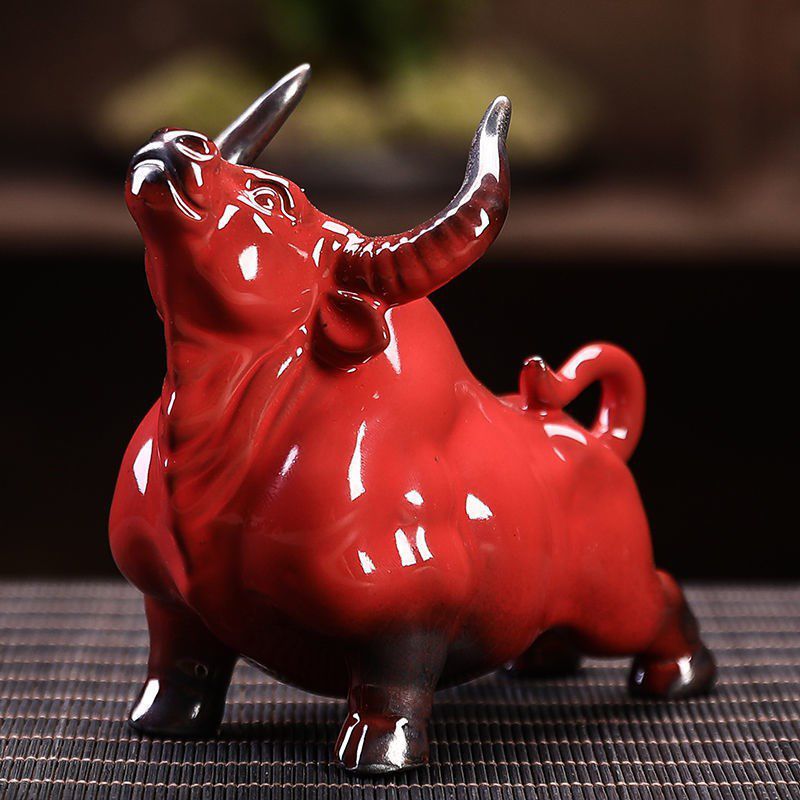 陶瓷茶宠摆件紫砂红牛家居风水摆件扭转乾坤牛气冲天茶玩厂家直售