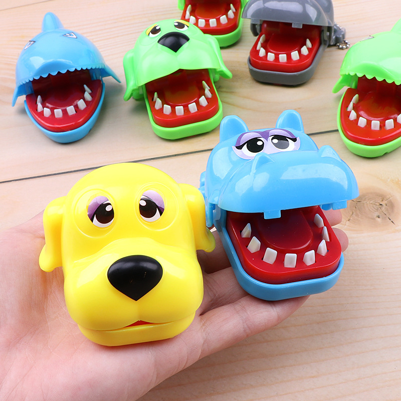 咬手鲨鱼咬手指玩具咬手小号咬手玩具整蛊新奇特玩具地推