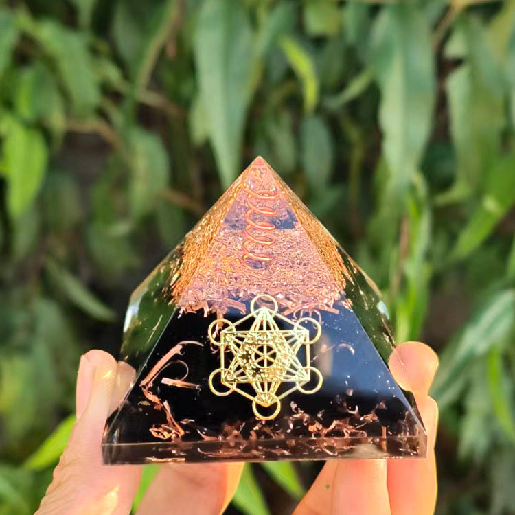 热销切边金字塔标准尺寸碎石滴胶树脂家居汽车桌面摆件