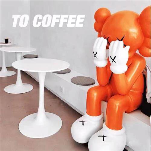 克莱因蓝网红店kaws落地大摆件坐姿美发店公仔玻璃钢雕塑客厅装饰