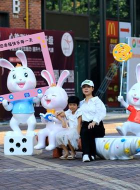 户外卡通兔子玻璃钢雕塑动物座椅幼儿园拍照打卡商场布置装饰摆件