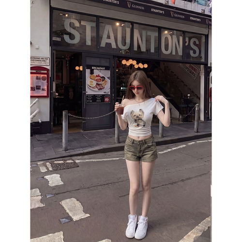 专柜十三行辣妹风小狗印花斜肩t恤女夏季新款收腰显瘦露肩短袖上