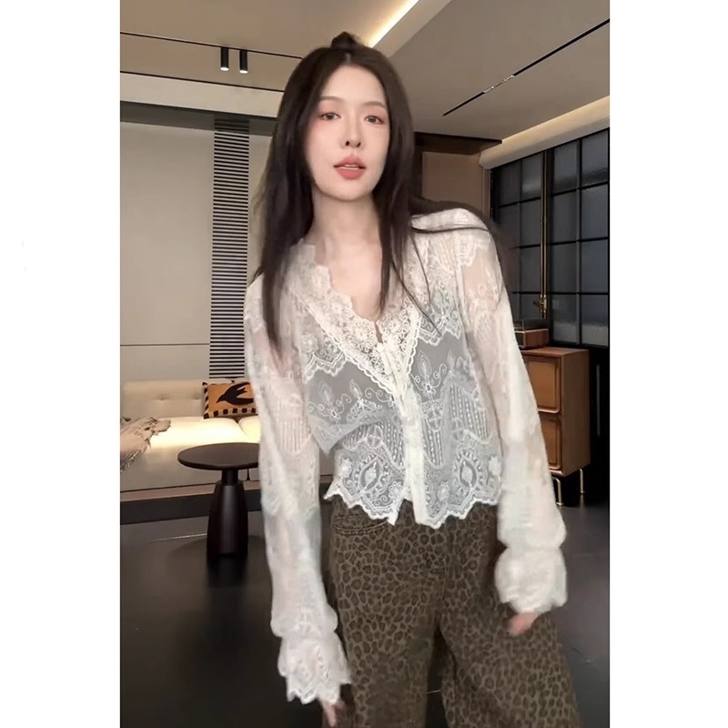 法式V领长袖蕾丝打底衫女春秋季欧货洋气镂空钩花显瘦内搭上衣
