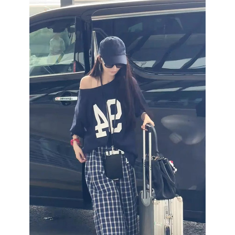 藏蓝色斜肩短袖t恤女夏季欧货2025新款时尚宽松显瘦露肩百搭上衣