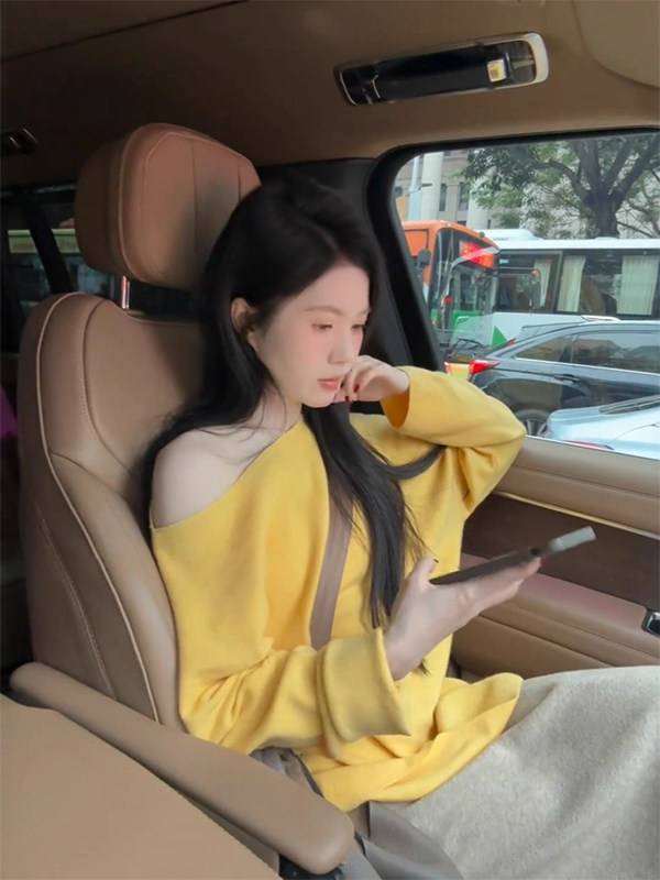 黄色斜肩长袖针织衫t恤女春秋欧货薄款慵懒风宽松显瘦露肩上衣