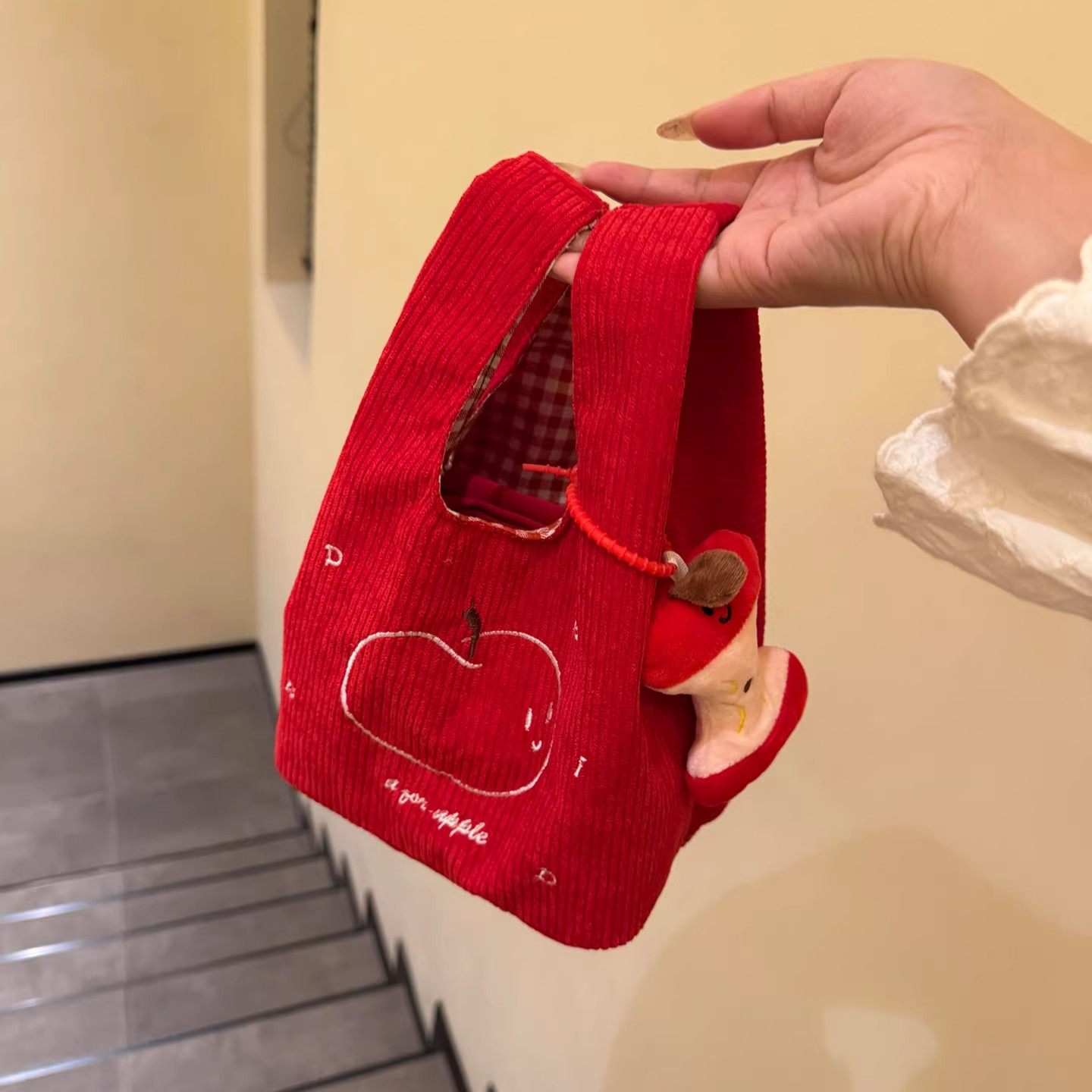 红色灯芯绒苹果刺绣手提包2025新款复古百搭通勤上班杂物小拎包女,箱包皮具/热销女包/男包,手拿包,淘宝优惠券,粉丝福利购,淘宝优惠卷