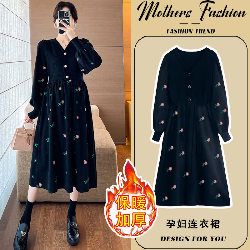 孕妇连衣裙秋冬2025新款黑色v领显瘦加厚刺绣针织毛衣裙中长款女