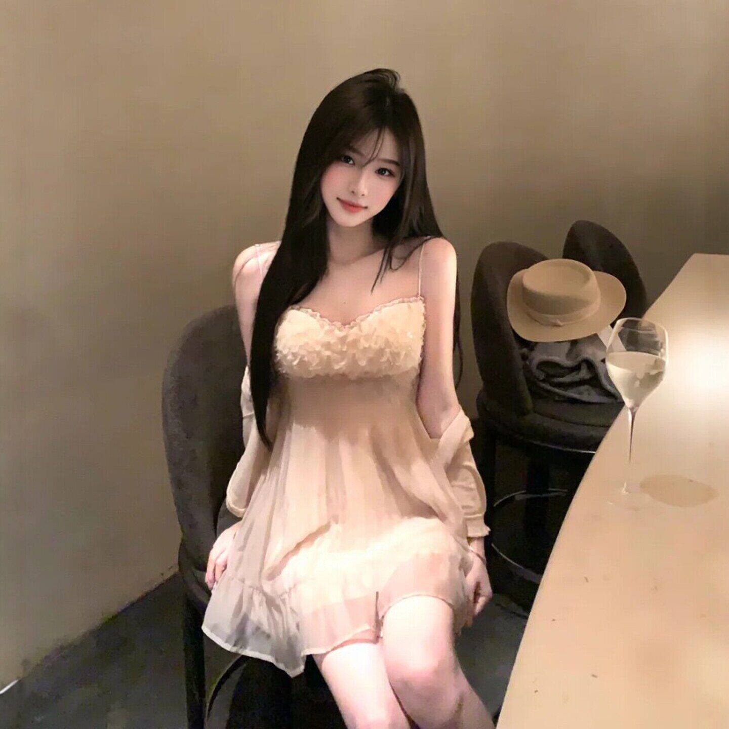 专柜法式温柔风巨好看的女士吊带连衣裙广州十三行高端裙子2026年