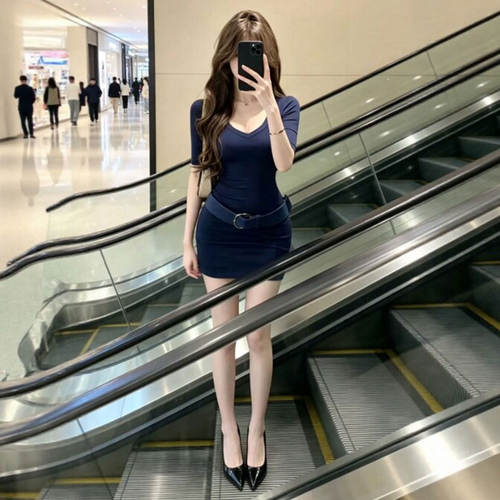 专柜御姐穿搭轻熟小众不撞款裙子复古时尚气质V领修身包臀连衣裙2