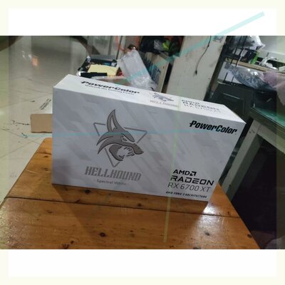 议价撼讯 6700xt 12g 21年的卡，白色，橙色9