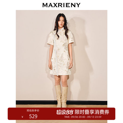 门襟水貂毛条设计，精致盘扣旗袍裙型设计