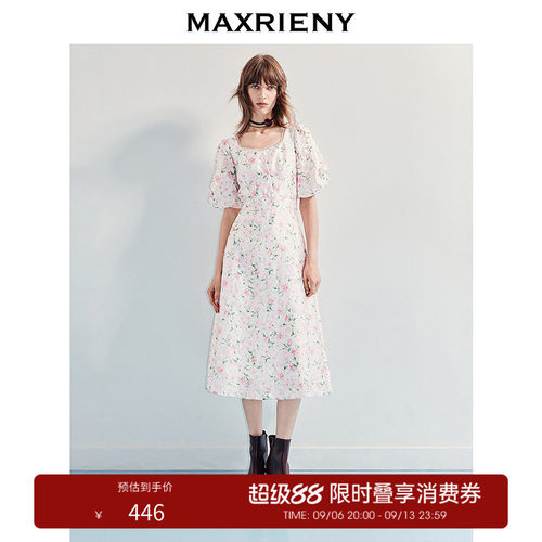 植物花朵点缀其中，诠释甜美少女心