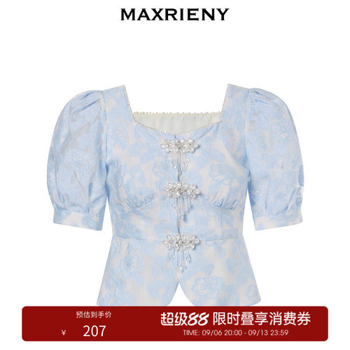 经典复古廓形与新中式盘扣相结合，新中式