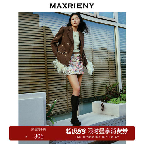 璀璨珠片点缀，缤纷花朵图案，尽显灵动浪漫