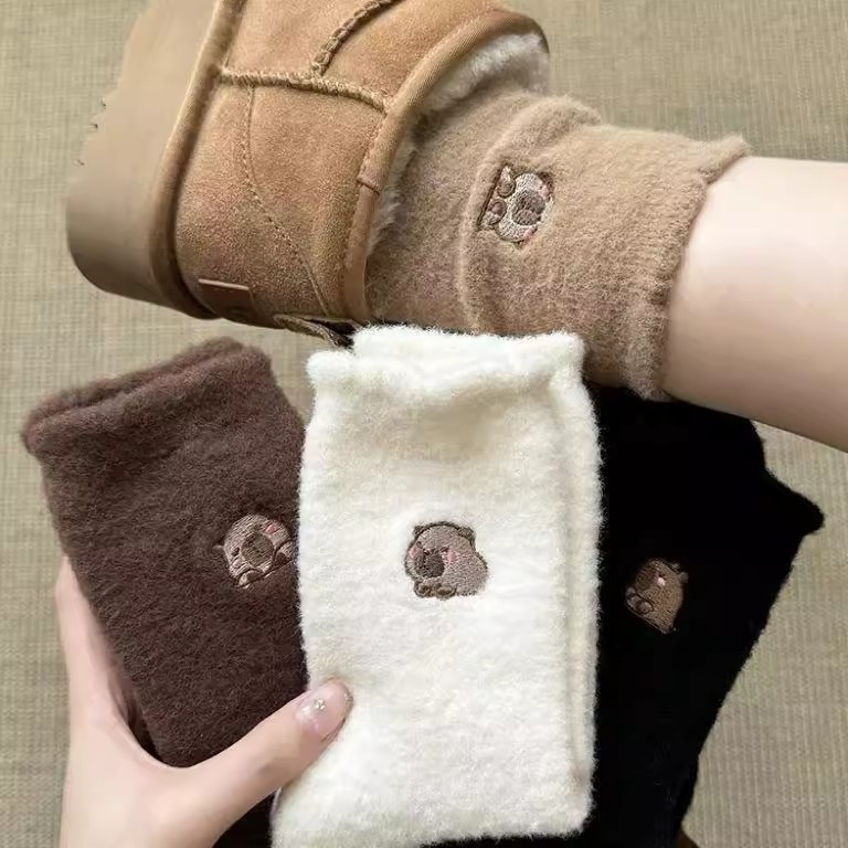 秋冬季厚袜子女中筒可爱卡通水豚双面澳绒地板袜保暖加绒加厚长袜