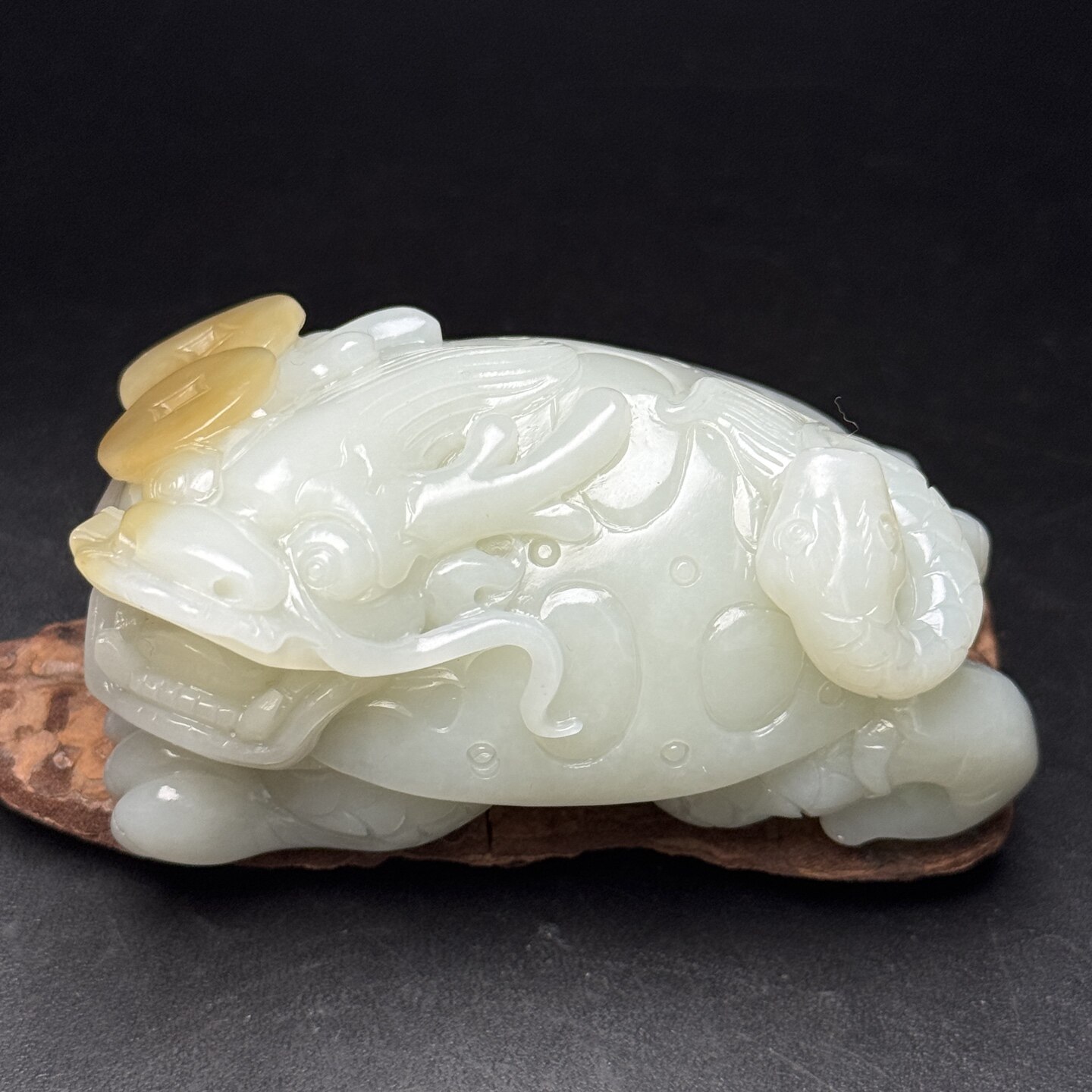 新疆和田玉糖白料龙龟把件油润