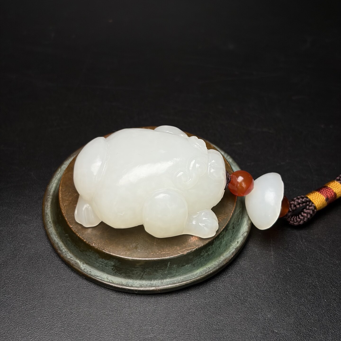 新疆和田白玉金蟾苏工精雕把玩件