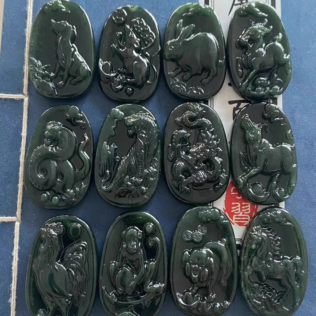 泰山玉碧玉翡翠色十二生肖吊坠，长40宽29厚8mm