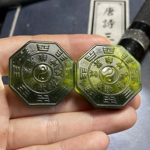 泰山玉碧玉翡翠色新款八卦玉石吊坠，长35mm宽35mm厚8mm