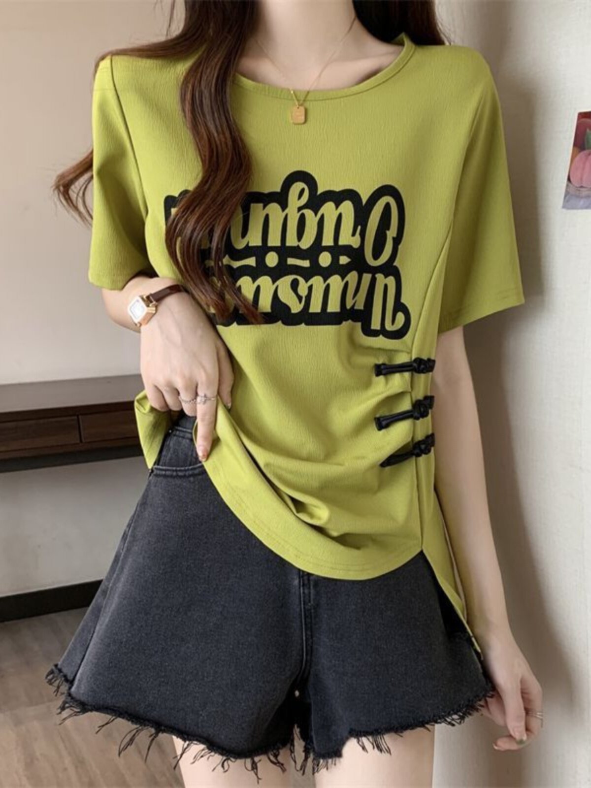 플러스 사이즈 여성용 배꼽 덮는 버튼 디자인 프린트 반팔 티셔츠 여성용 뚱뚱한 소녀 허리 슬리밍 불규칙한 시크 탑