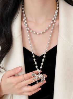 马年好运~叠戴珍珠金属小马吊坠项链女高级感秋冬长款双层毛衣链