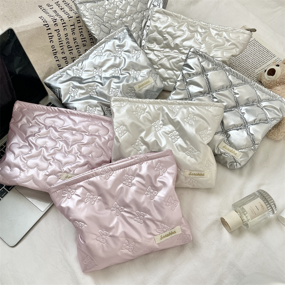 韩系绗缝爱心手拿包化妆包