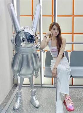 玻璃钢潮玩星际兔大摆件太空兔雕塑工业风酒吧网红打卡装饰